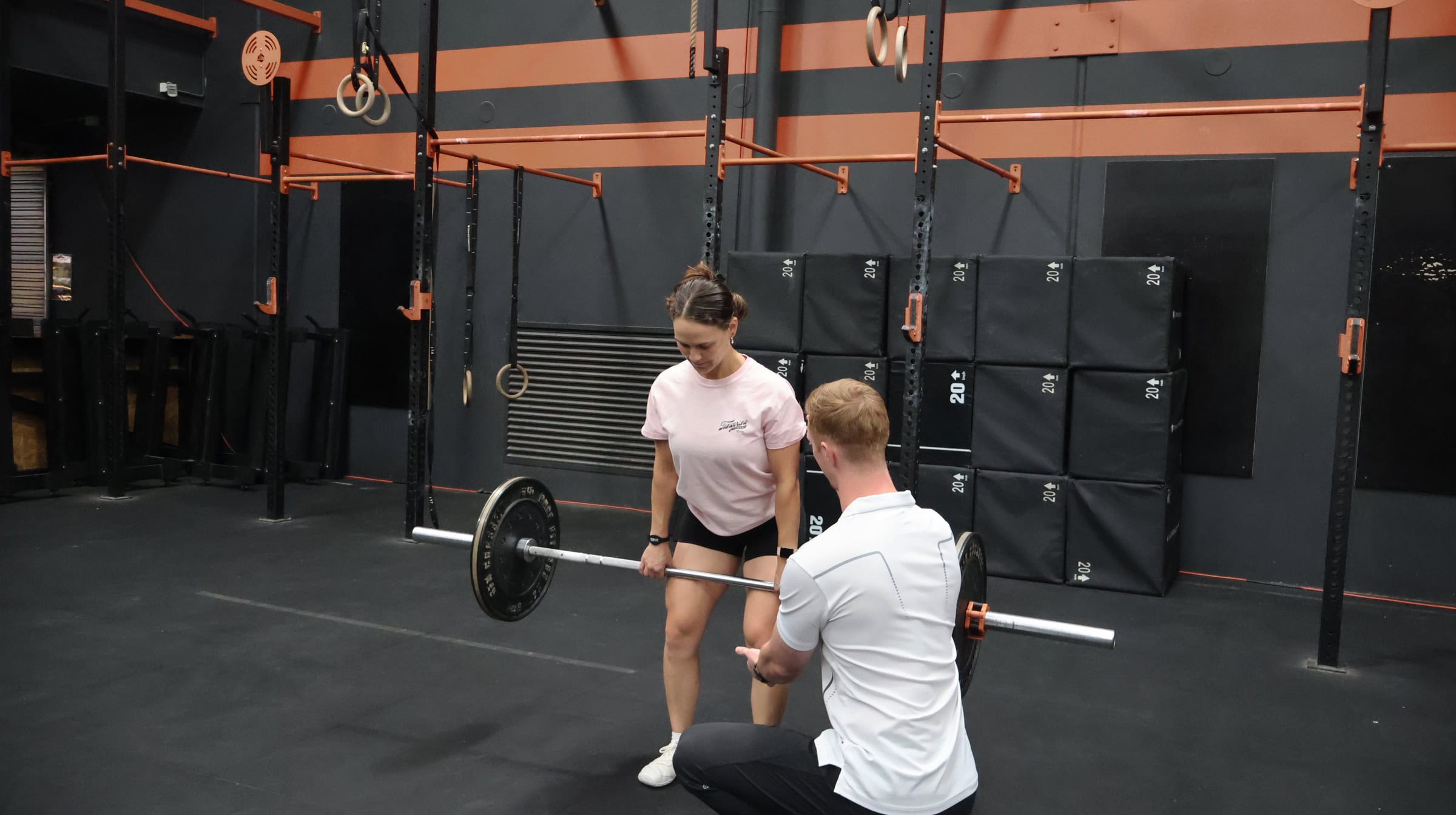 Physiotherapist coaching deadlift
